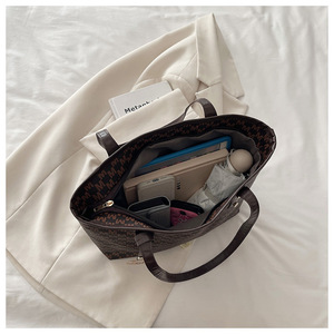 กระเป๋าโท้ทผู้หญิงสุดเก๋ สไตล์ฤดูหนาวใหม่ กระเป๋าสะพายไหล่สุดอินเทรนด์ กระเป๋าโท้ทความจุขนาดใหญ่ - Product Image 2