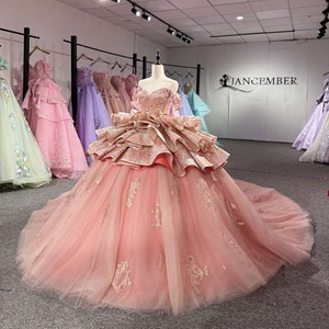 ชุดราตรีงาน Quinceanera รุ่น Dy1565 สีพีชสุดหรู ตกแต่งด้วยลูกไม้ลายดอกไม้สีทองที่ตัวเสื้อ แต่งระบายเป็นชั้นๆ ด้วยผ้าชีฟอง พร้อมชายกระโปรงยาวแบบ Watteau - Product Image 6
