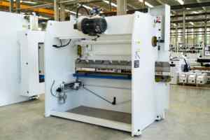 เครื่องพับโลหะแผ่นระบบ E21 รุ่นโปรโมชั่น 130T 3200 มม. พร้อมเพลาทอร์ชั่น ได้รับการรับรองมาตรฐาน CE รุ่น LM-PB70 คุณภาพสูง - Product Image 2