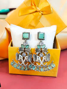 Conjunto de pendientes Jhumka oxidados chapados en plata para mujer para ropa informal Ropa de oficina étnica de la India - Product Image 3