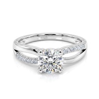 Bague de fiançailles solitaire en argent sterling 925 avec moissanite D VVS taille ronde et bande pavée fendue pour femme