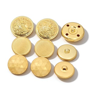 Boutons ronds en métal doré avec logo en relief et motif diamant pour costume de smoking classique, veste et blazer - Product Image 2