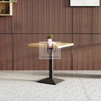Ensemble de meubles de restaurant au design moderne, table à manger en bois de couleur personnalisée avec 4 chaises pour les salons de thé, les cafés, les cuisines et les hôtels