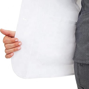 Blouse médicale blanche pour femme en tissu extensible anti-humidité avec 4 poches et fermeture boutonnée – Idéale pour le personnel médical et les laboratoires - Product Image 5