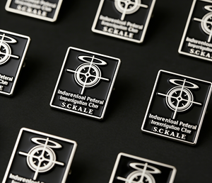 Insignia Personalizada de Aleación de Zinc Plateada con Esmalte Suave y Opciones de Color CMYK para Prendas y Logotipos - Product Image 3