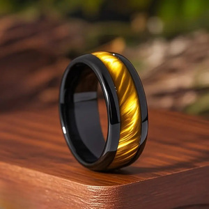 Schwarzgoldener geometrischer Muster-Ring aus Edelstahl, trendiger, minimalistischer, wasserdichter, hypoallergener Fingerring für Männer und Frauen - Product Image 1