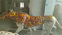 Sculpture d'animal grandeur nature personnalisée en usine Statue de léopard et de tigre en acier inoxydable coloré artisanat en métal Art Graffiti
