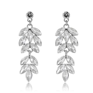 Boucles d'oreilles longues géométriques de luxe en alliage de zinc plaqué or 18 carats avec cristaux et strass, style hip-hop - Product Image 4