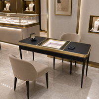 Vitrine de luxe personnalisée pour bijoux avec éclairage LED intégré, finition dorée en verre et design écologique pour les bijouteries haut de gamme
