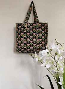 Bolso tote de algodón acolchado con estampado floral rosa, hecho a mano, para compras, viajes, bolso de hombro para mujer - Product Image 6