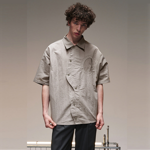 Camisa de Manga Corta Asimétrica con Botones, 100% Algodón, Estilo Urbano, Personalizada, con Patrón de Letras Tejidas para Hombre - Product Image 2