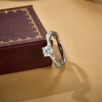 패션 럭셔리 S925 스털링 실버 반지 여성 트위스트 암 네 발톱 0.5 캐럿 Moissanite 반지 결혼 선물 여성 보석