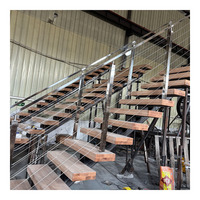 Escalier moderne à monopoutre avec rampe en verre et acier inoxydable, marches en bois pour hall d'appartement et villa intérieure