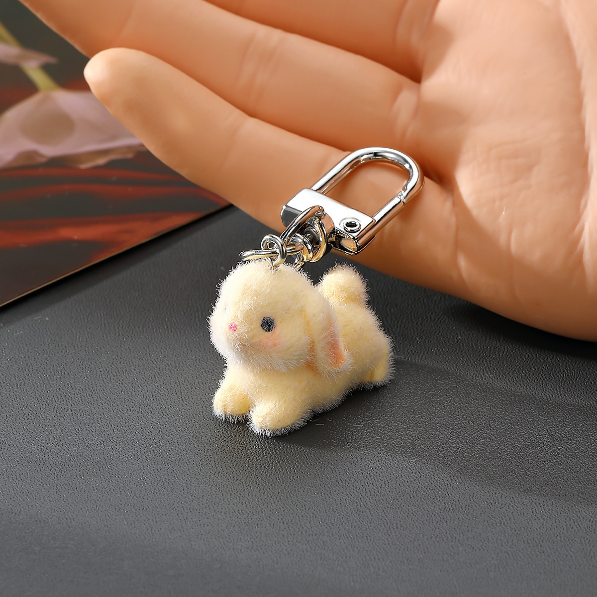 Le petit lapin jaune est là
