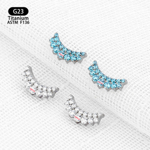 Boucles d'oreilles clous en titane 11 mm avec zircon aquamarine blanc serti à griffes pour piercing lèvre ou langue - Product Image 3