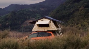 XINQI Meilleure vente 4WD Offroad 4 saisons 4 personnes Wild <span class=keywords><strong>Cloud</strong></span> Pop-<span class=keywords><strong>up</strong></span> Car Roof Top Tent pour l'aventure en plein air - Product Image 3