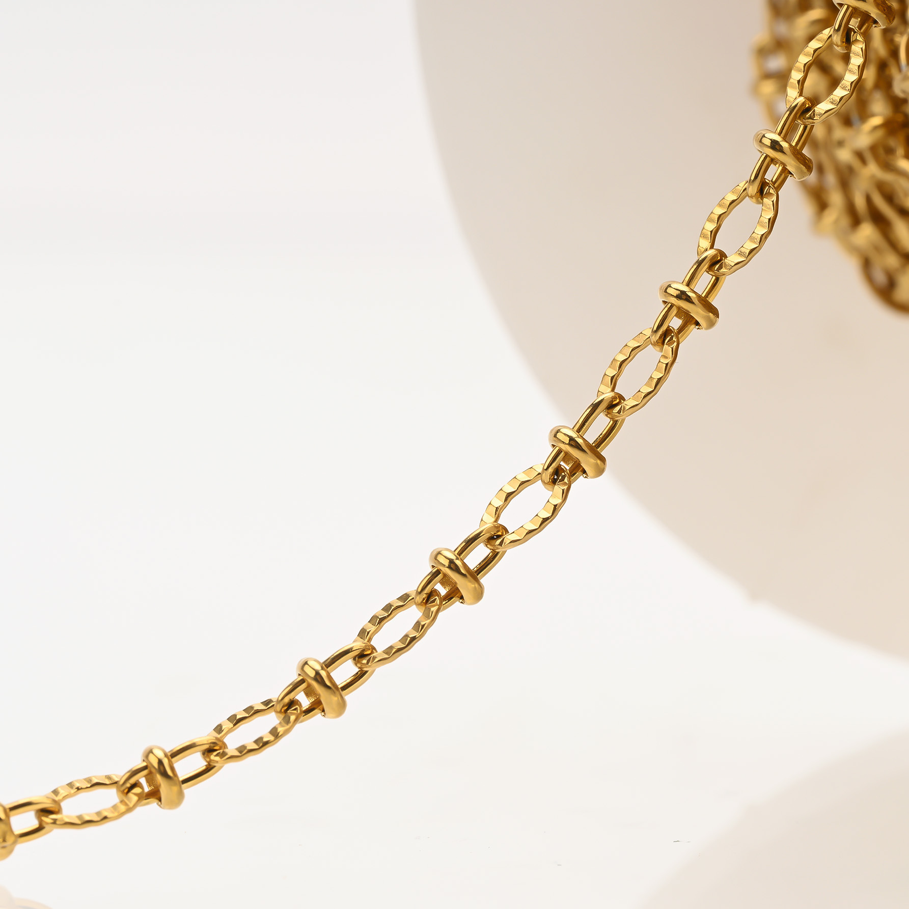 Horizontal stripe clip 8 characters: gold