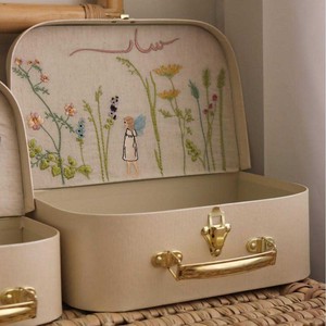 Caja de Regalo Tipo Maleta de Papel para Bebé Recién Nacido, con Asa Dorada de Lujo, para Niña o Niño, con Tela Bordada - Product Image 1