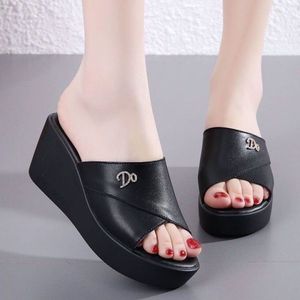 Le nuove pantofole primaverili ed estive sono alla moda <span class=keywords><strong>sandali</strong></span> piatti a <span class=keywords><strong>tacco</strong></span> <span class=keywords><strong>medio</strong></span> semplici e versatili pantofole comode e resistenti - Product Image 1