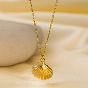Collar de Perlas y Conchas para Mujer, Chapado en Oro de 18K, Estilo Oceánico con Estrella de Mar, Acero Inoxidable, Elegante y Moderno, Regalo para Fiestas - Product Image 5