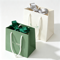 Tas Kertas Kemasan Belanja Kertas Kado Perhiasan Karton Mewah Premium dengan Logo Merek Cetak Khusus untuk Dompet Kalung Parfum