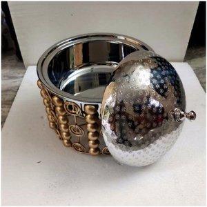 Casserole ronde en métal fabriquée à la main en finition dorée et argentée avec couvercle design en acier inoxydable chauffe-plats marmite - Product Image 1