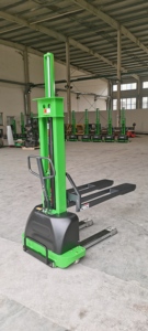 Apilador de elevación semi eléctrico 1000KG <span class=keywords><strong>2200lbs</strong></span> Capacidad 1,6 M 63 pulgadas Altura de elevación Patas de sillín con horquillas ajustables - Product Image 3