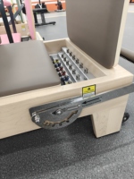 Hochwertiger, maßgefertigter Pilates-Reformer aus weißem Ahornholz für Fitness-, Yoga- und Pilates-Studios mit PU-Leder