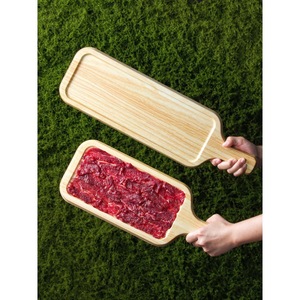 Plato rectangular para carne con textura de roble y asa para uso en restaurantes - Product Image 1