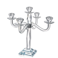 Vente en gros de candélabres en cristal et verre transparent à 5 bras en métal argenté pour décoration de table de mariage et de Noël avec pots à bougies