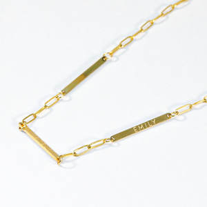 Collar con placa de nombre personalizada, Gargantilla con letras chapadas en oro inoxidable - Product Image 1