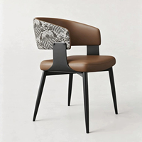 Chaise de restaurant commerciale moderne et durable avec structure en fer, dossier ergonomique incurvé et assise rembourrée, écologique