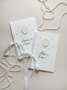 Coffret de Livres de Vœux Personnalisés avec Noms Calligraphiés, Perles et Sceau de Cire Blanc Gaufré pour Mariage et Saint-Valentin – Papier de Vœux Mariée et Marié - Product Image 1