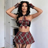Ensemble deux pièces à carreaux rouge et noir 8024 avec haut bandeau à nœud, mini-jupe plissée, manchettes chauffe-bras et bas à jarretelles pour femme