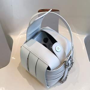 Borsa a secchiello mini multicolore in pelle PU da donna con <span class=keywords><strong>tracolla</strong></span> a catena, borsa a <span class=keywords><strong>tracolla</strong></span> dal design intrecciato unico - Product Image 5