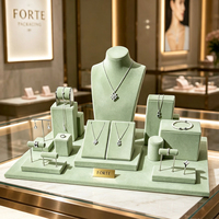 Présentoir professionnel FORTE en microfibre verte pour colliers, boucles d'oreilles et bagues, idéal pour vitrine de bijouterie