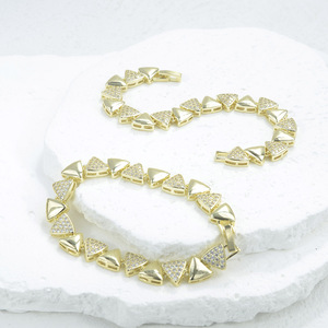 Bracciale Tennis Hawaiano Personalizzato da 18 cm in Oro 14k, con Zirconia Cubica Triangolare, per Donna e Uomo - Product Image 4