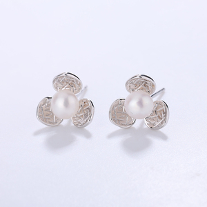 Pendientes de Perlas de Agua Dulce de Plata S925, Diseño Texturizado de Trébol, Joyería Elegante, Regalo para Mujer - Product Image 4