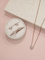 Parure de bijoux classique dorée pour femme : collier pendentif, boucles d'oreilles, bague cœur – Accessoires de mariage et de fête en alliage de cuivre – Vente directe usine