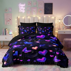 Set di Biancheria da Letto per Ragazze con Bordo Arricciato, 7 Pezzi, Nero Galassia con Cuori Glitterati e Farfalle, Piumone con Lenzuolo e Coprimaterasso - Product Image 1