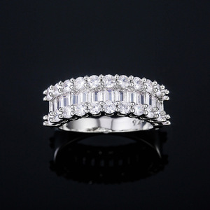 Anello Baguette di Lusso per Donne, Elegante Gioiello da Dito con Accento Rettangolare, Accessorio per Feste e Appuntamenti - Product Image 3