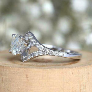 Anello di Fidanzamento F1615 per Donna in Oro Bianco con Diamante Taglio Brillante Rotondo Colore G Naturale e Diamanti Laterali - Product Image 6