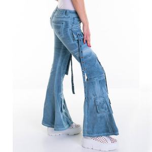 Jean cargo en denim coupe droite style YK2 pour femme, bleu délavé, évasé avec anneaux métalliques - Product Image 4