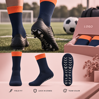Chaussures de football Field Grip à semelle Chevron, ajustement sécurisé, bleu marine, avec bordure orange continue, profil fin, crampons renforcés, avec tableau des tailles