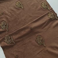 Tissu en polyester à base de daim brun avec broderie florale en perles tubulaires dorées, texture rétro tridimensionnelle pour filles et garçons