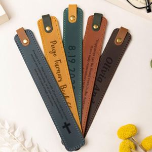Marcapáginas de Cuero Genuino Personalizado, Regalo Educativo Clásico para Amantes de los Libros, Marcador de Páginas Reutilizable con Grabado y Clip Hecho a Mano - Product Image 3