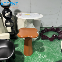 Mesa Auxiliar Nórdica de Fibra de Vidrio ODM con Diseño de Hongo, Mesa de Centro Divertida con Pétalos de Trébol, Taburete Decorativo Brillante de FRP para Proyectos de Hoteles, Villas y Cafeterías