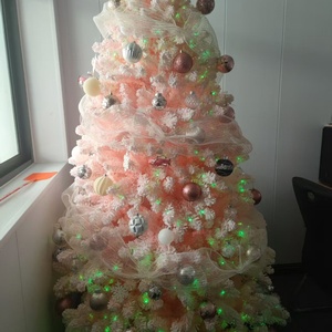 Arbre de Noël de luxe mixte en PVC PE artificiel personnalisé OEM de 7 pieds avec décoration de lumières LED neige givrée floquée pré-éclairée - Product Image 4