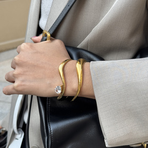 Brazalete Abierto con Cristal en Forma de Lágrima y Ondas para Mujer, Joyería de Acero Inoxidable para Uso Diario, Engaste con Bisel - Product Image 3