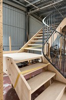 Escalier hélicoïdal en bois pour villa, manoir, hall à double hauteur, escalier courbé en chêne, garde-corps en fer forgé noir